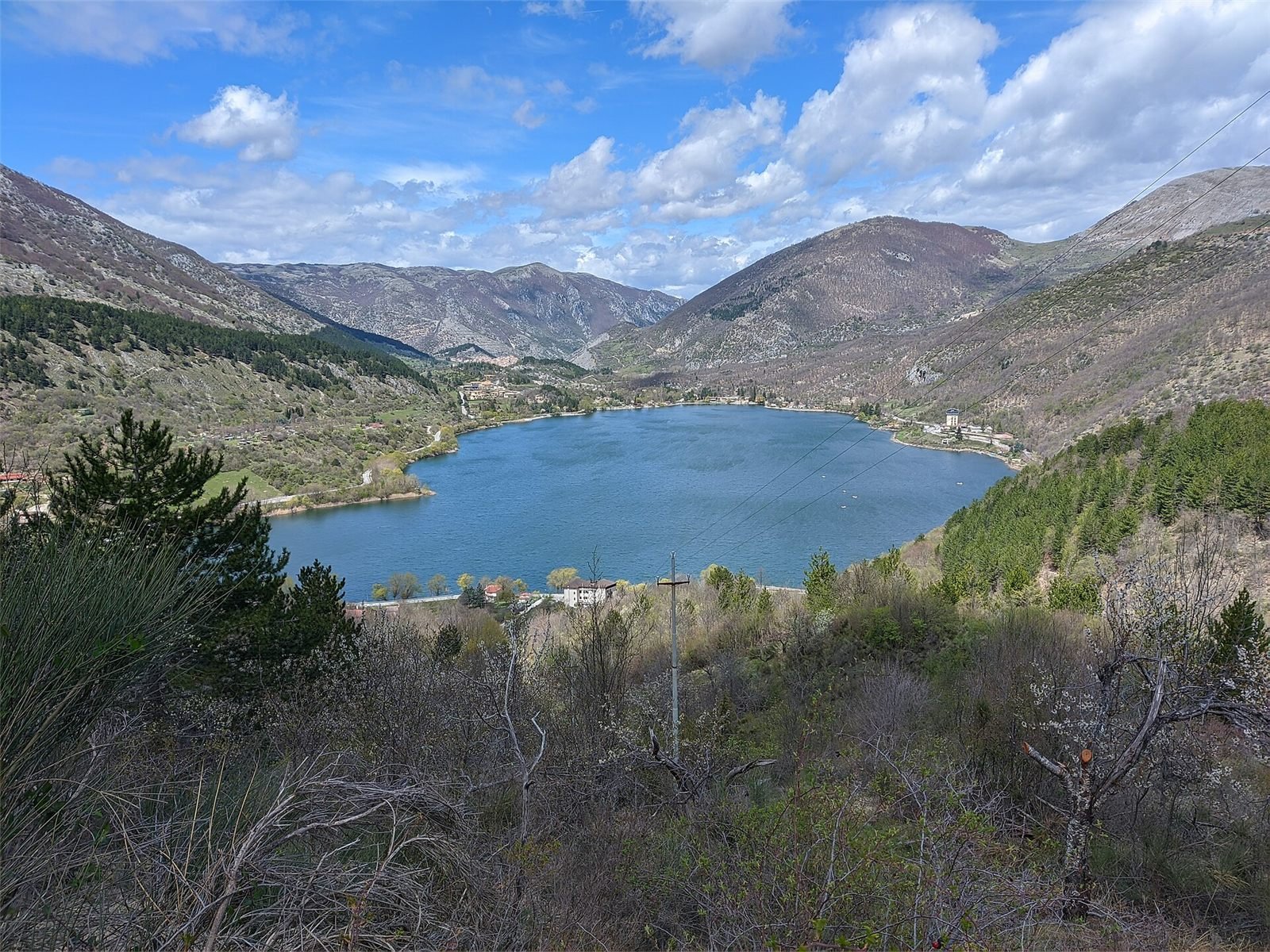 Il Lago di Scanno tra le montagne d'Abruzzo