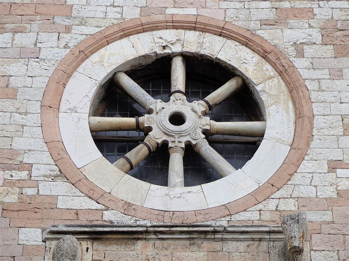 Il rosone della chiesa di Santa Maria Maggiore ad Assisi, dove si trova il Santuario della Spogliazione