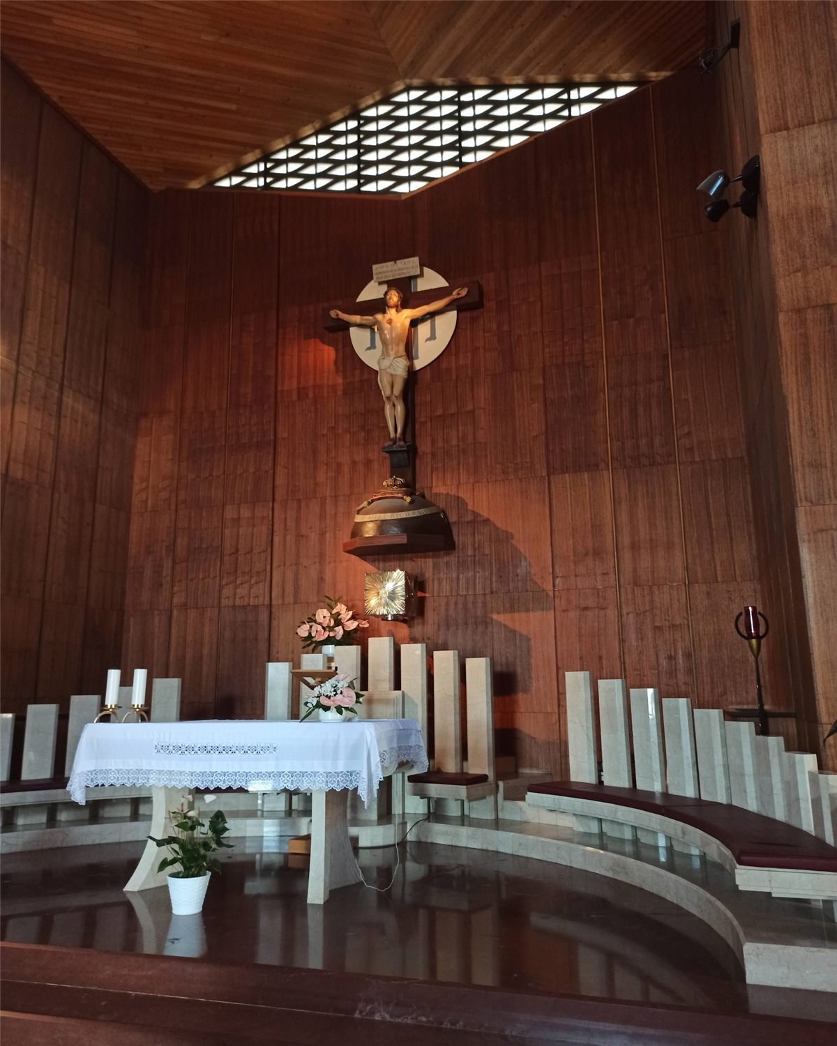 Altare e crocifisso della cappella dell'Amore Misericordioso
