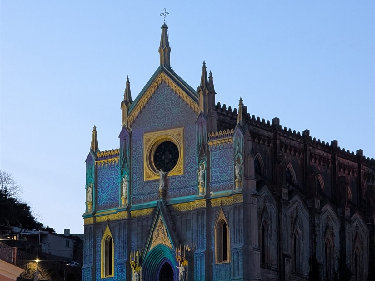 Chiesa neogotica di Gaeta illuminata dal videomapping al tramonto