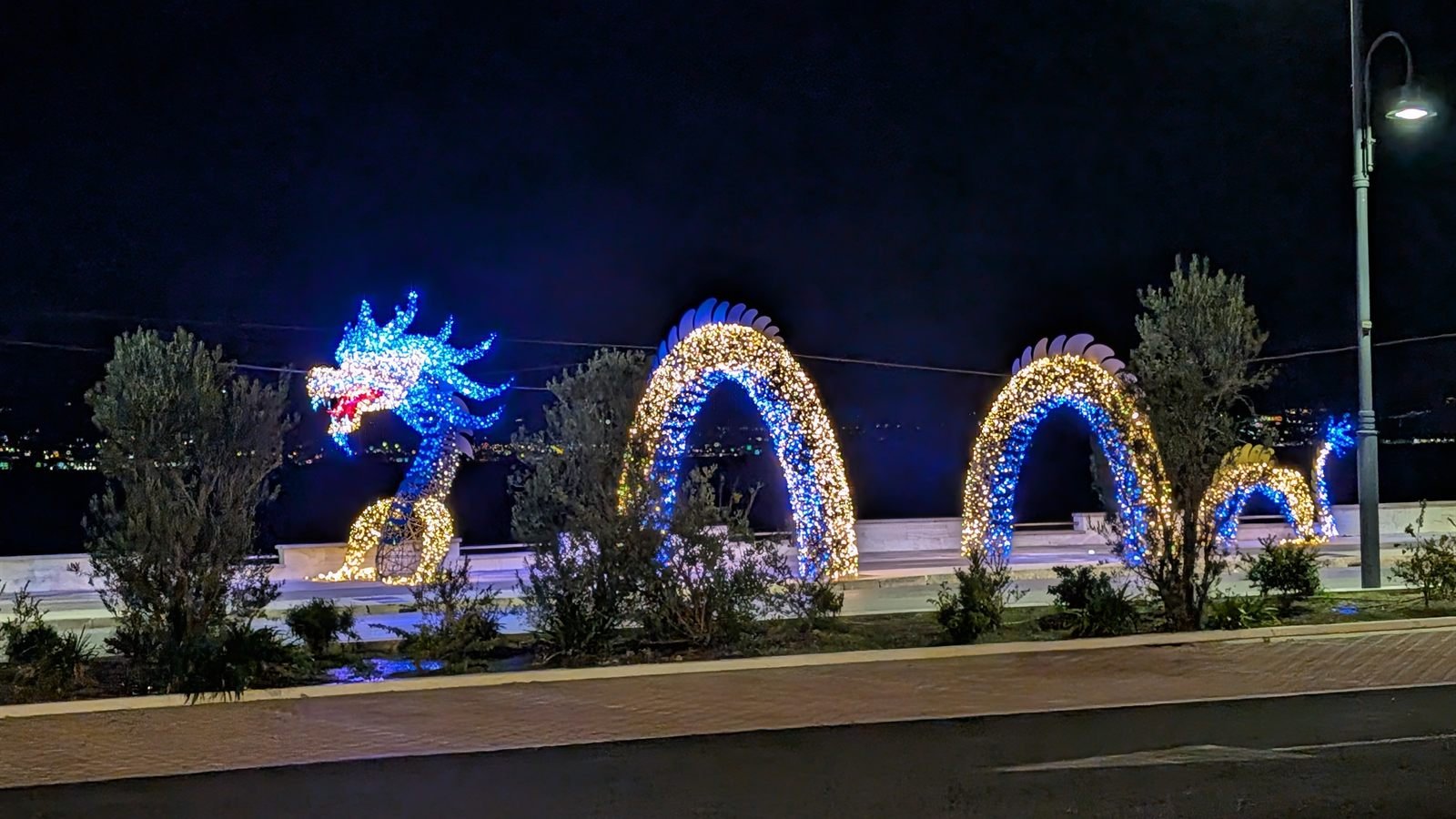 Il drago di luci lungo il mare a Gaeta, Favole di Luce
