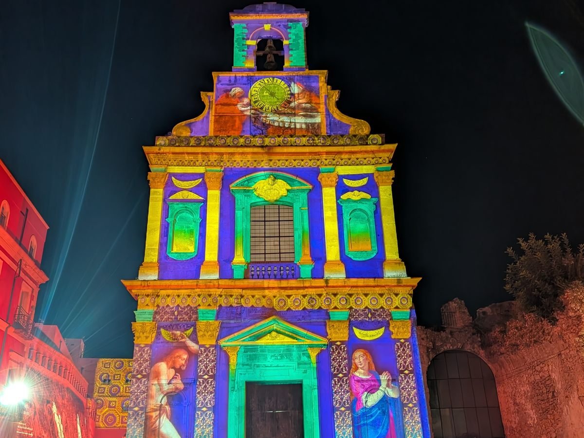 Facciata di una chiesa di Gaeta animata dal videomapping