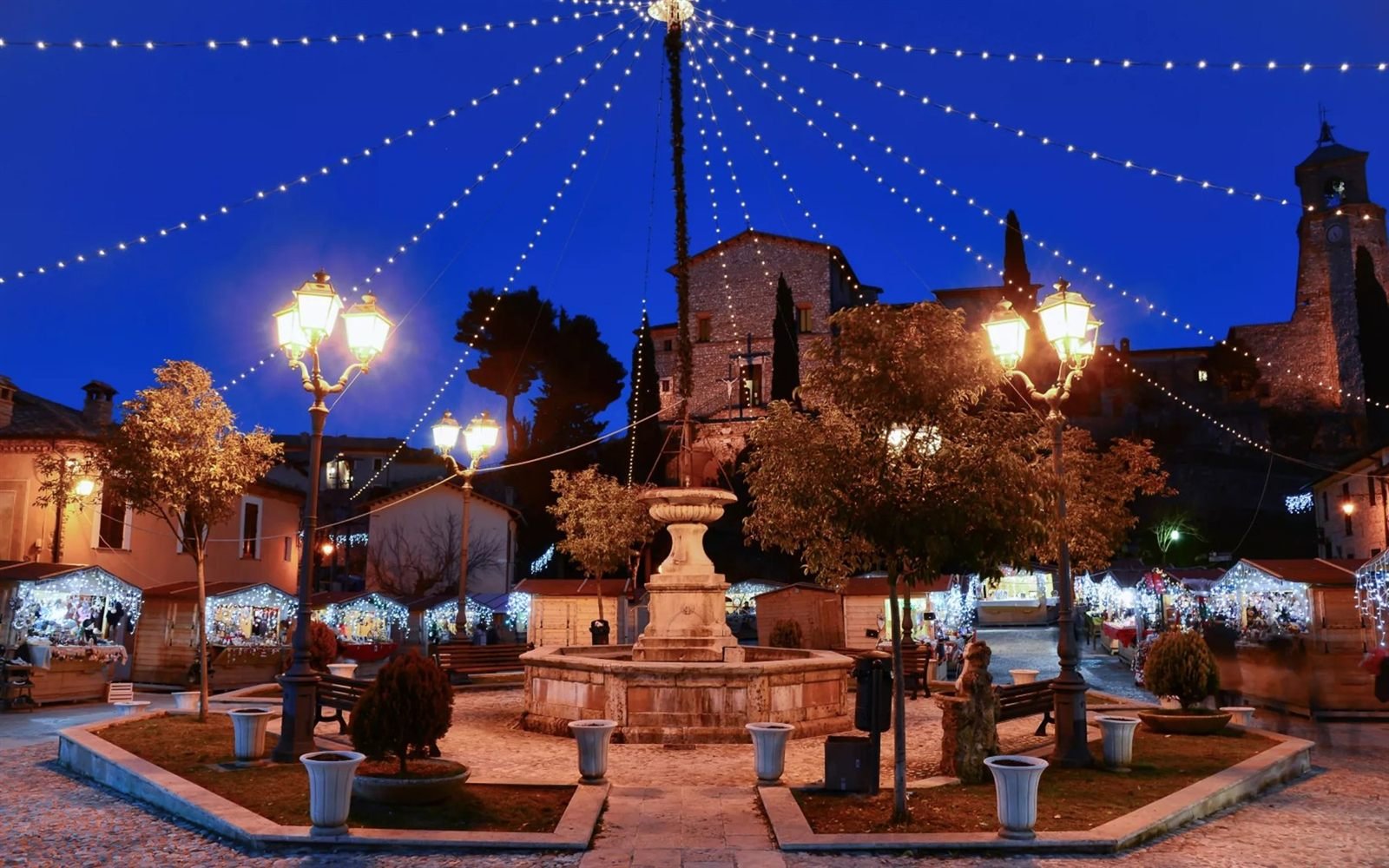 La piazza di Greccio illuminata dalle luminarie di Natale