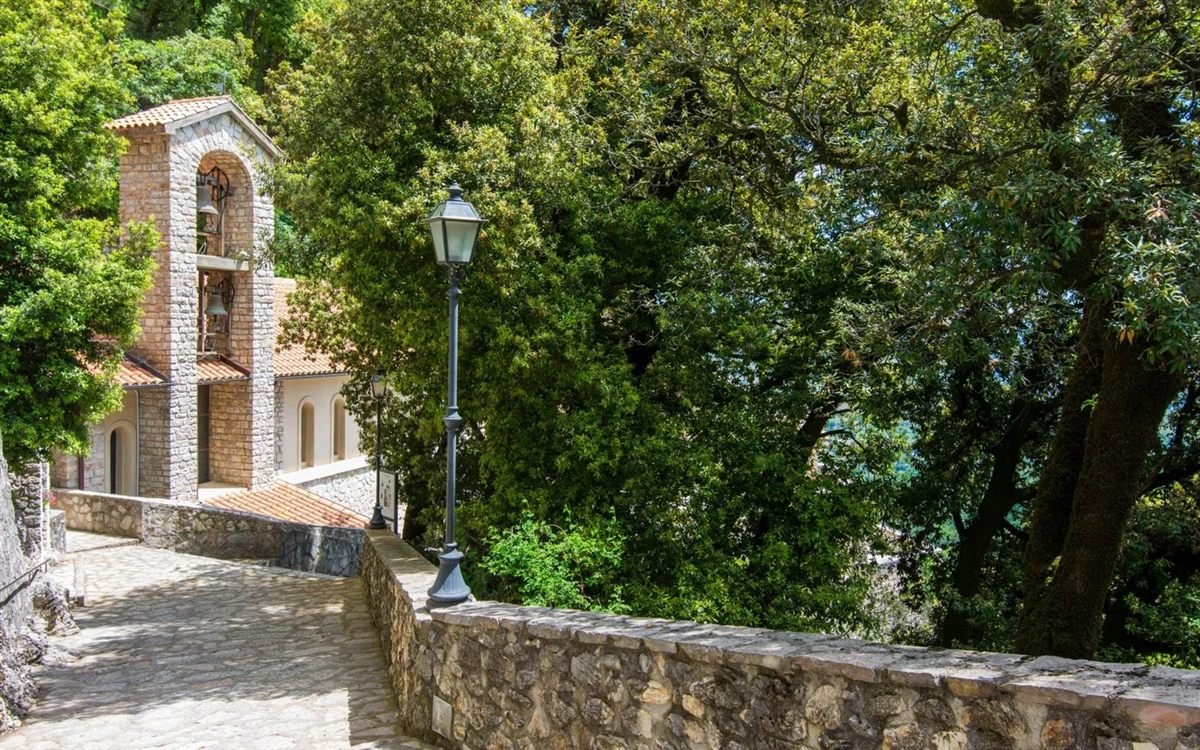La chiesetta con il campanile a vela e il vialetto acciottolato