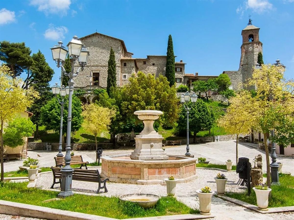 La piazza di Greccio di giorno, con la fontana in travertino
