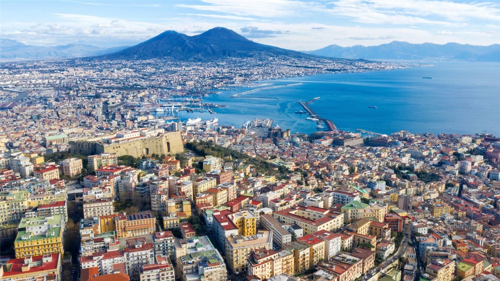 Veduta aerea del golfo di Napoli con il Vesuvio sullo sfondo