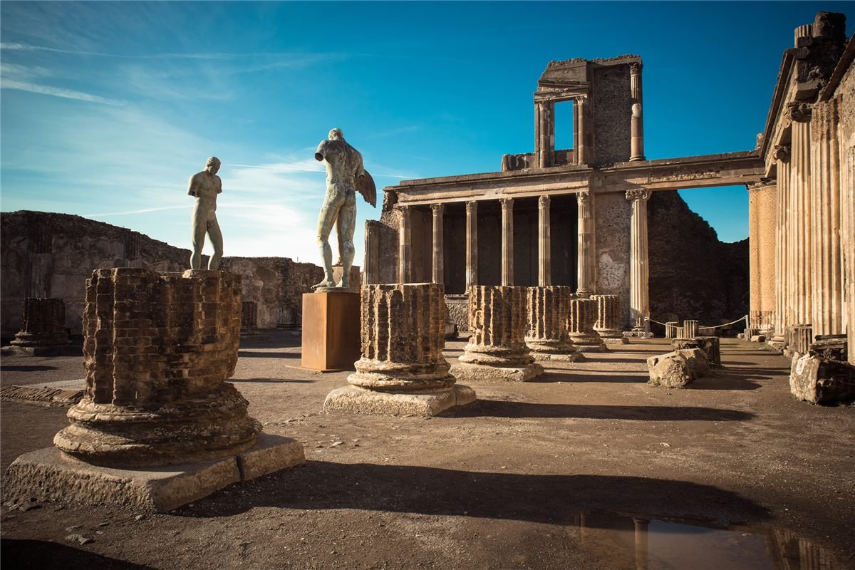 Rovine del Foro di Pompei con statue e colonnato