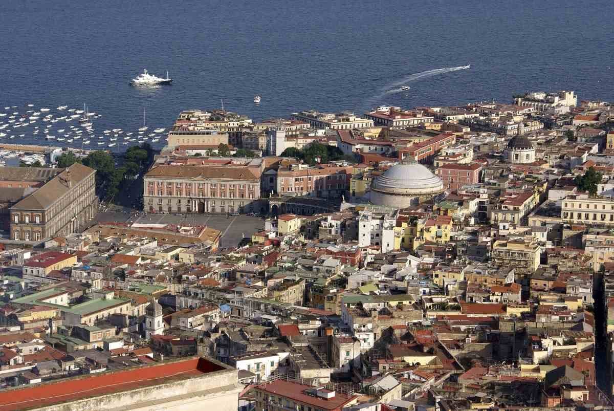 Veduta panoramica di Napoli con il golfo sullo sfondo