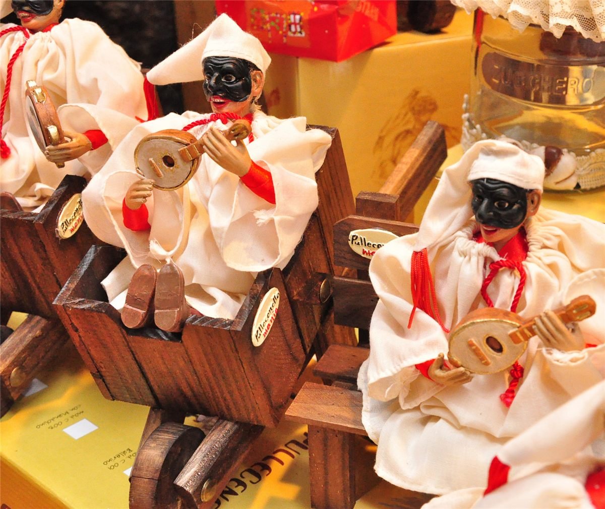 Statuette di Pulcinella, simbolo della tradizione napoletana