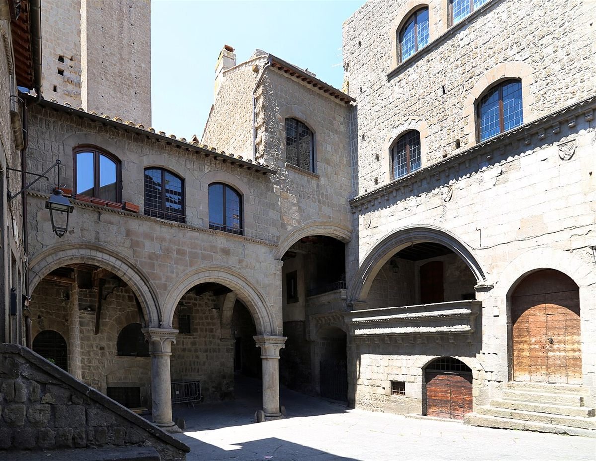 Palazzo degli Alessandri a Viterbo